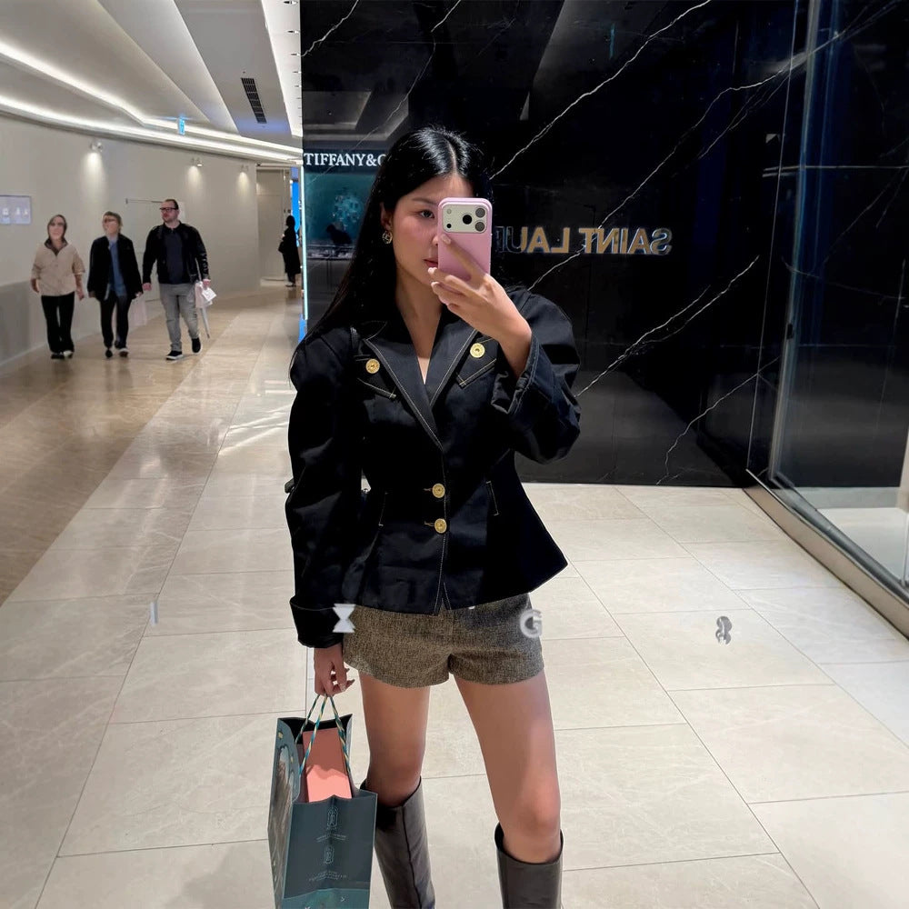 Damen Taillierter Blazer mit dekorativen Ziernähten und goldenen Schmuckknöpfen Echoarchiv