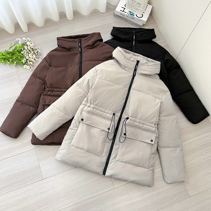 Damen mittellanger Thermoparka mit taillierendem Tunnelzug, ergonomischer Kapuze und großen Klapppattentaschen – Avérine