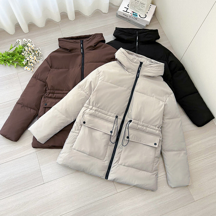 Damen mittellanger Thermoparka mit taillierendem Tunnelzug, ergonomischer Kapuze und großen Klapppattentaschen – Avérine