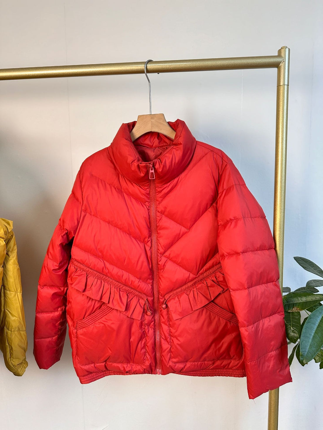 Damen Steppparka mit Stehkragen, tailliertem Rüschendetail und wärmender Thermofüllung Echoarchiv