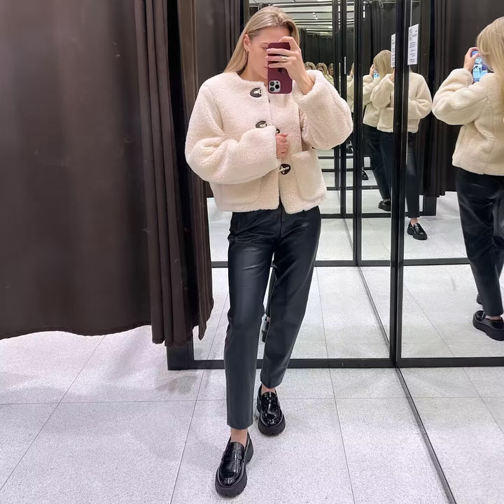 Damen Teddyjacke mit Knebelverschlüssen und großen aufgesetzten Taschen – Célinea