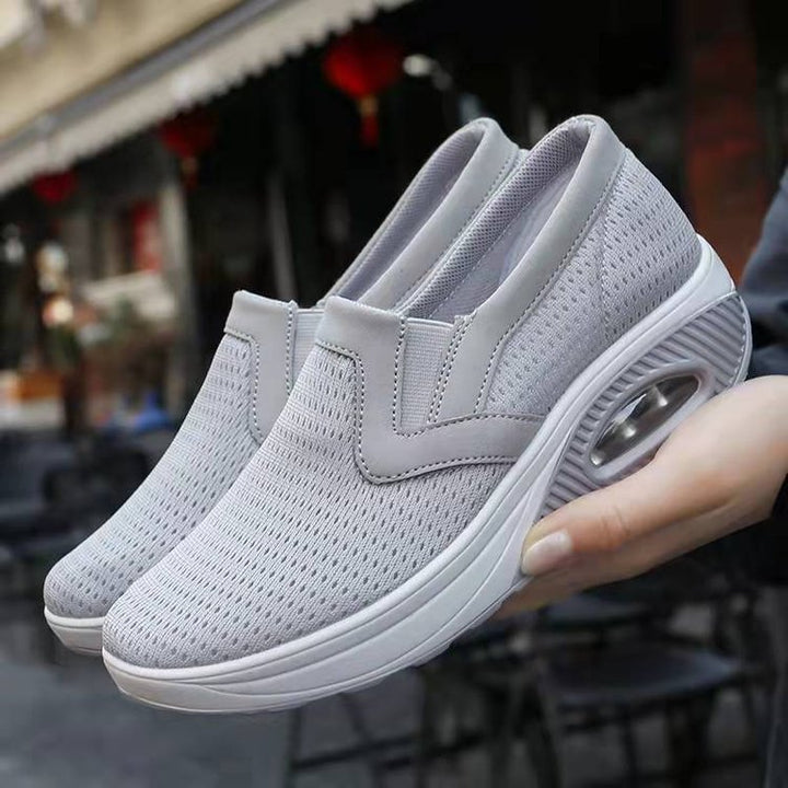 Damen  atmungsaktive Slip-On Sneaker mit Air-Cushion Keilsohle und elastischem Strickoberteil Echo Archiv