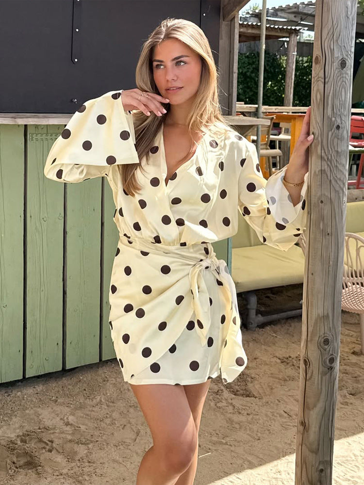 Damen Wickel-Minikleid mit V-Ausschnitt, Glockenärmeln und Polka-Dot-Print Echoarchiv