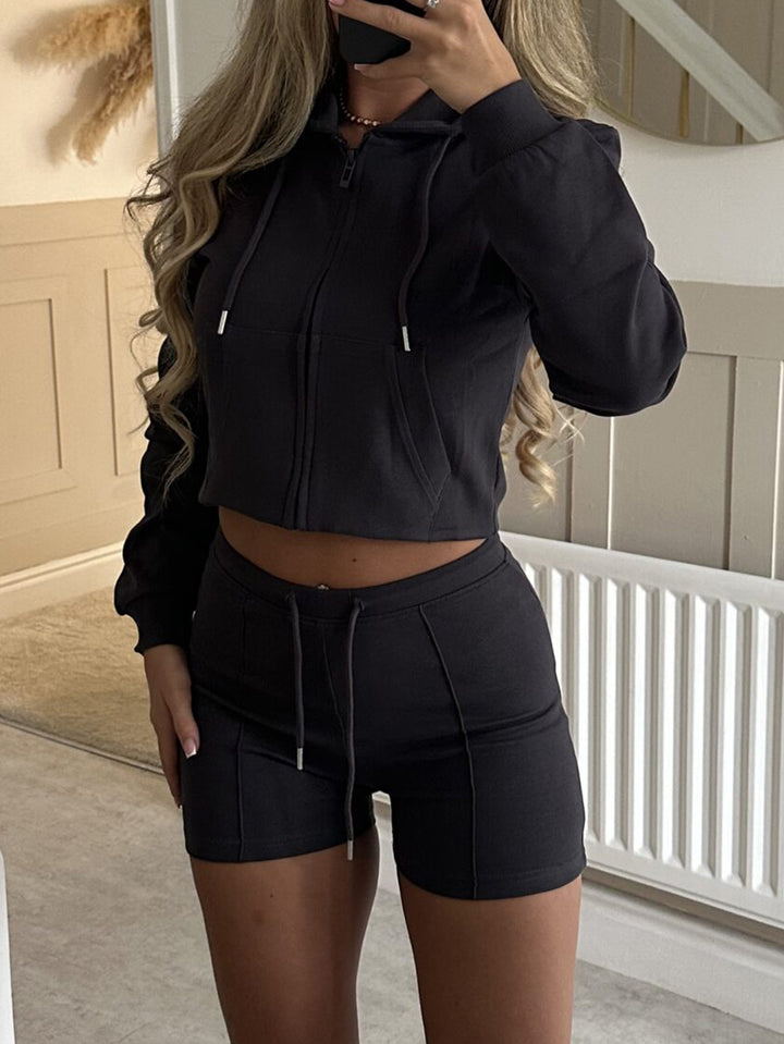 Damen lässiges Sweatshirt- und Short-Set mit dekorativen Schleifen-Applikationen, hohem Rundhalsausschnitt und Tunnelzugbund – Avérine