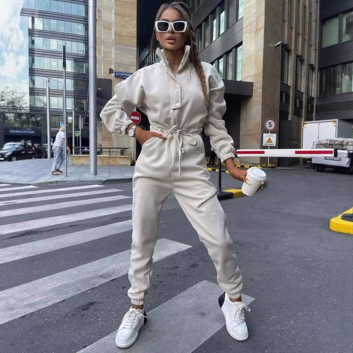 Damen taillierter Velours-Jumpsuit mit Tunnelzug Stehkragen und elastischen Bündchen – Solévia