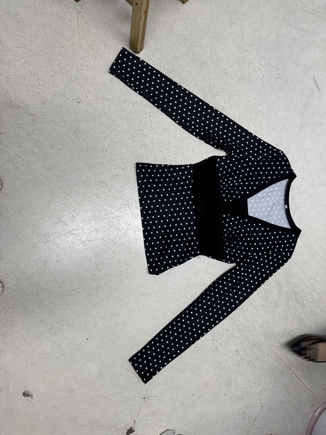 Damen nan taillierte Wickelbluse mit Polka‑Dot Muster, tiefem V‑Ausschnitt und breitem Taillenband Echo Archiv