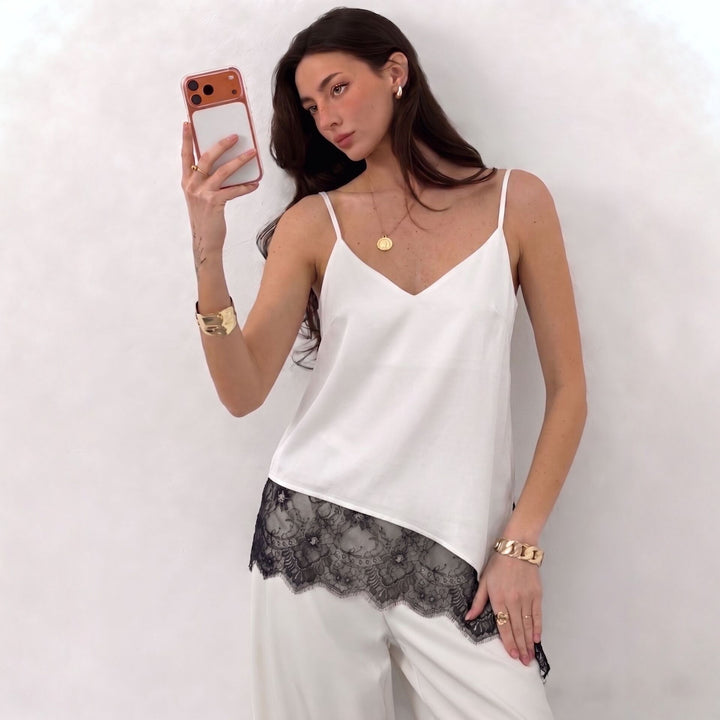 Damen Spitzen-Top mit elegantem V-Ausschnitt und zarter Raffung Echo Archiv