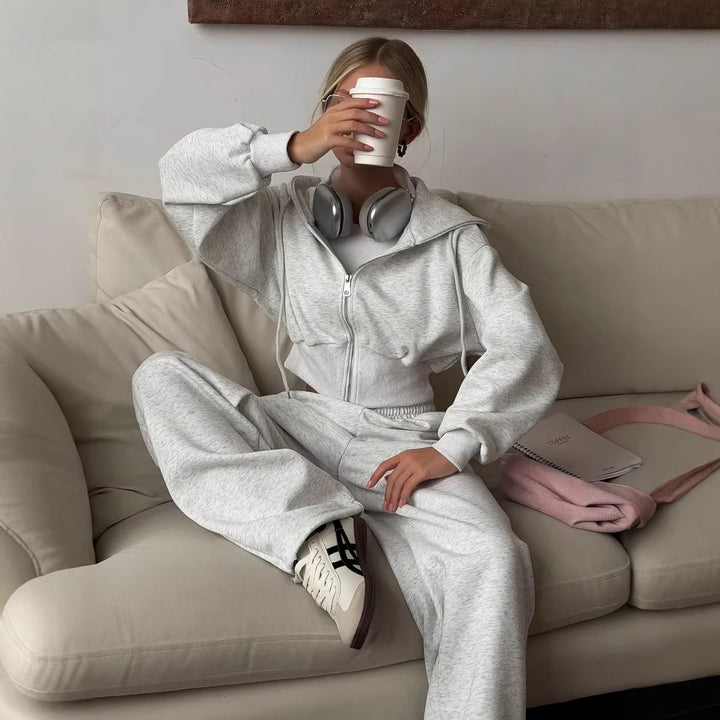 Damen gekürztes Reißverschluss-Hoodie mit Kapuze und hochgeschnittene Relax-Jogginghose mit elastischem Bund – Auréline