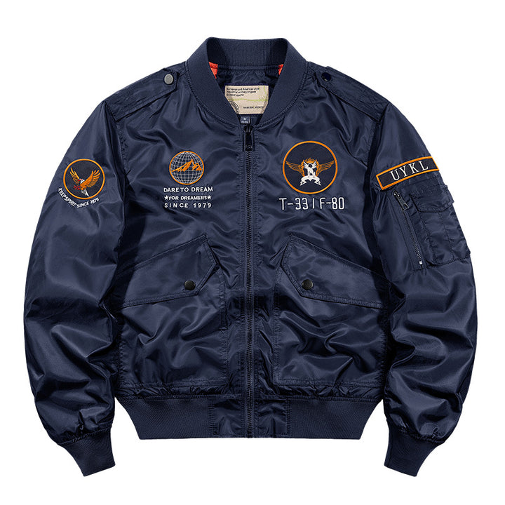 Herren  glänzende Pilotenfliegerjacke mit gestickten Missionsabzeichen und schrägen Druckknopfklappentaschen Echo Archiv