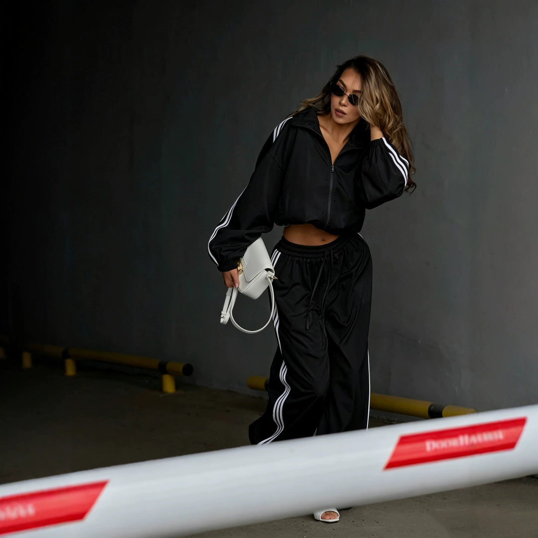 Damen Oversized kurz geschnittene Trainingsjacke und taillenhohe Jogginghose Set mit Seitenstreifen – Avérine