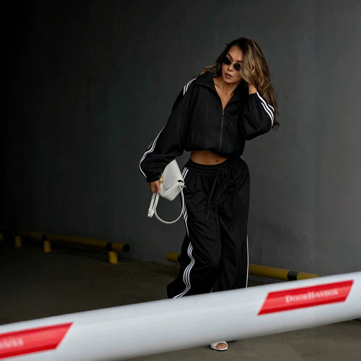Damen Oversized kurz geschnittene Trainingsjacke und taillenhohe Jogginghose Set mit Seitenstreifen – Avérine