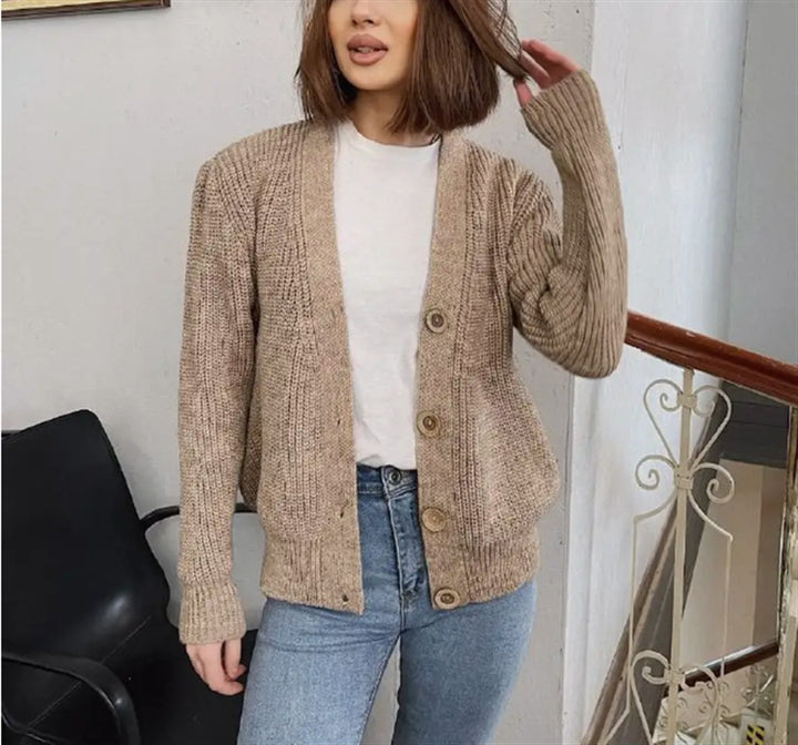 Damen Boxy-Grobstrick-Cardigan mit tiefer V-Leiste, Holzknopfverschluss und geripptem Saum – Veloura