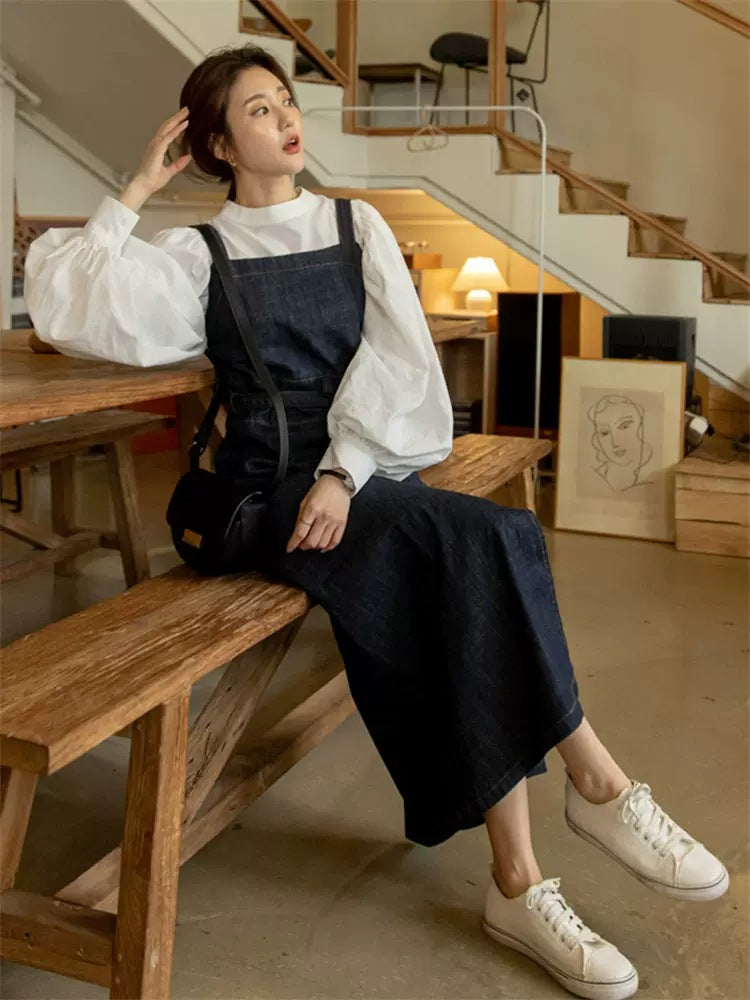 Damen Langes Jeans-Latzkleid mit eckigem Ausschnitt, Taillenband und vorderem Beinschlitz – Valéora