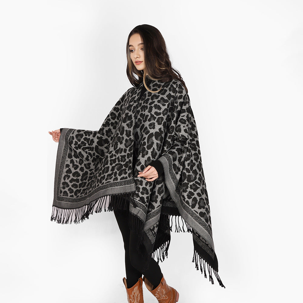 Damen Grobgewebter Überwurf im Denim‑Look mit tonigem Animal‑Jacquard und Fransensaum – Avérine