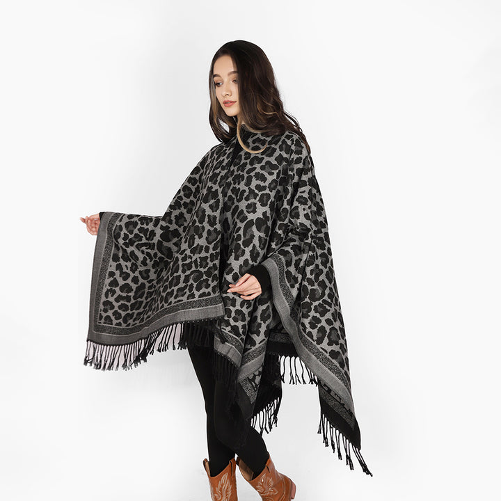 Damen Grobgewebter Überwurf im Denim‑Look mit tonigem Animal‑Jacquard und Fransensaum – Avérine