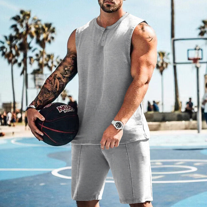 Herren sportliches Trainingsoutfit mit ärmellosem Oberteil und Shorts Echoarchiv