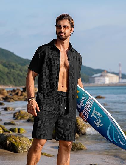 Herren lässiges Surf Outfit mit kurzärmligem Hemd und Shorts Echoarchiv