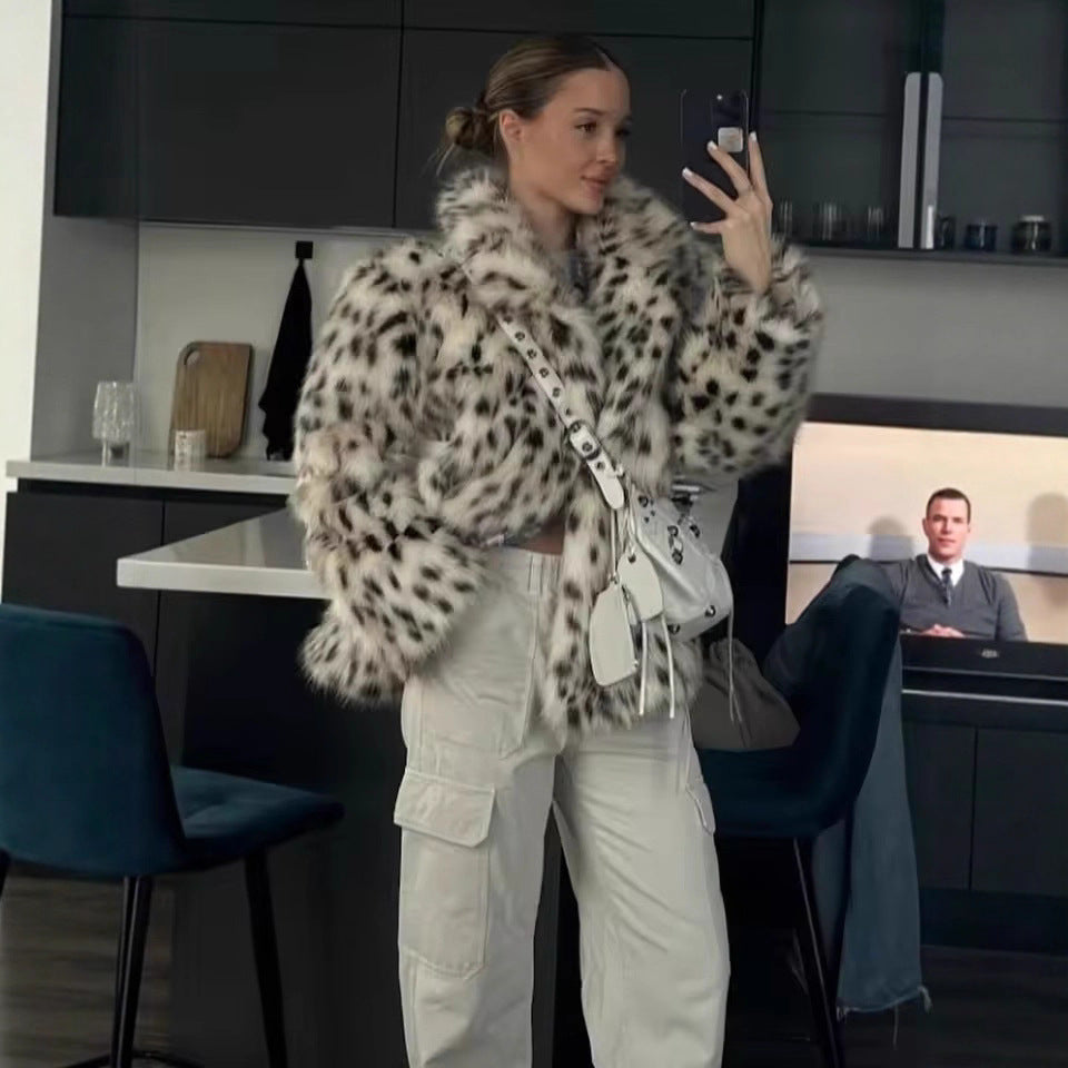 Damen Kurzjacke aus Kunstpelz im Dalmatiner‑Look mit kastiger Silhouette und weitem Schalkragen Echo Archiv