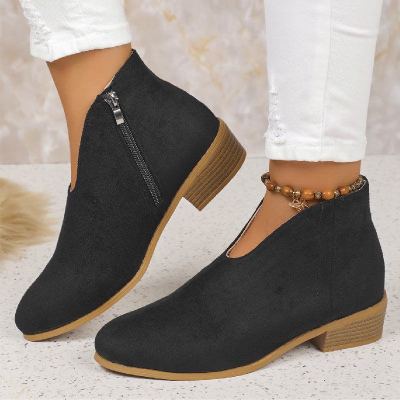 Damen Kurzschaft‑Stiefelette aus Veloursimitat mit V‑Ausschnitt und niedrigem Holzabsatz Echo Archiv