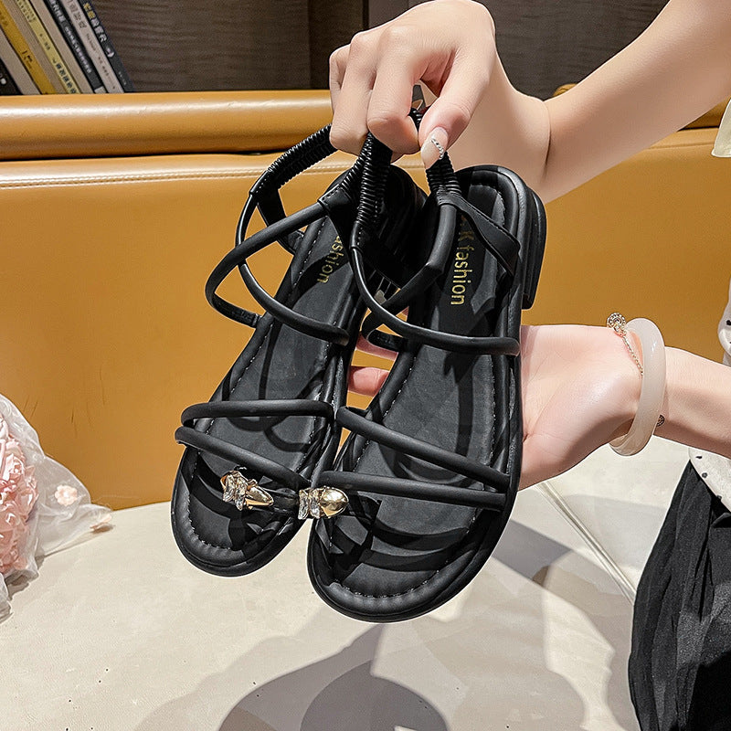 Damen Flache Riemchensandalen mit Zehensteg, elastischem Fersenriemen und Schmuckapplikation – Sorelia
