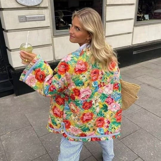 Damen nan gesteppte Swingjacke mit Blumenquilt Rundhals und Rüschensaum Echo Archiv