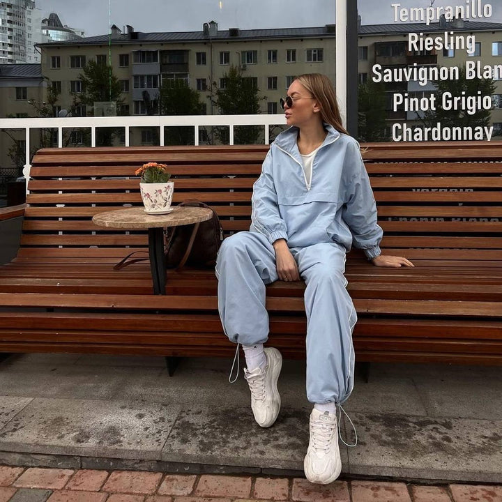 Damen winddichter Crop-Halfzip-Trainingsanzug mit elastischem Bund und kontrastierender Paspel – Avérine
