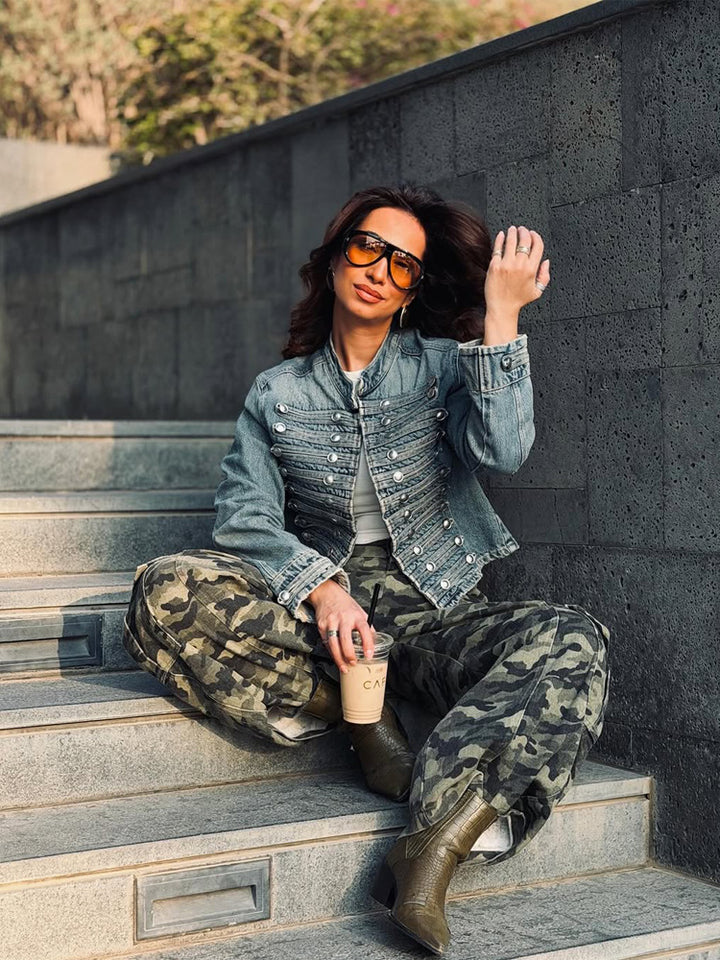 Damen Kurze Jeansjacke mit dekorativen Metallknopf‑Reihen und taillierter Silhouette Echoarchiv