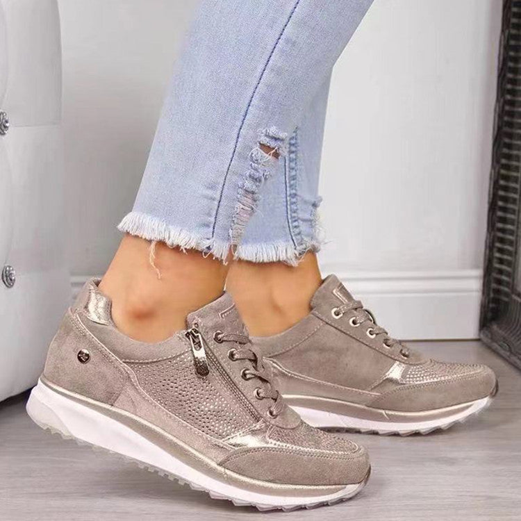 Damen Sneaker mit Keilsohle, Reißverschluss und Metallic-Details – Névara
