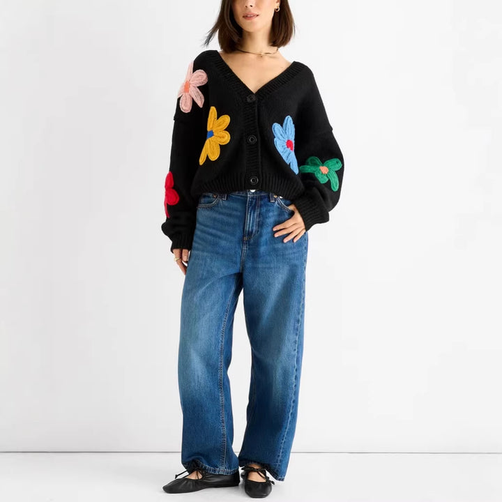 Damen Cardigan mit dreidimensionalen Blumenapplikationen und V-Ausschnitt – Veloura