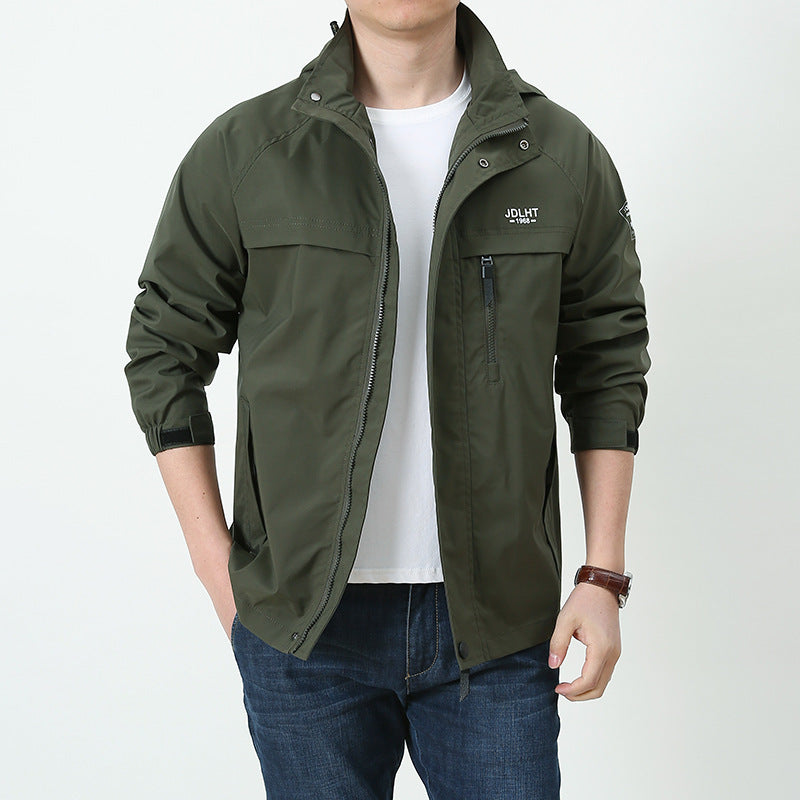 Herren Atmungsaktive Übergangs-Softshelljacke im Field‑Stil mit verdeckter Kapuze und Reißverschluss‑Brusttasche Echoarchiv