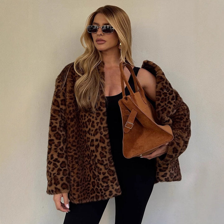 Damen Kurz-Mantel aus veganem Faux-Fur mit Leoparden-Print und kastiger Silhouette Echoarchiv