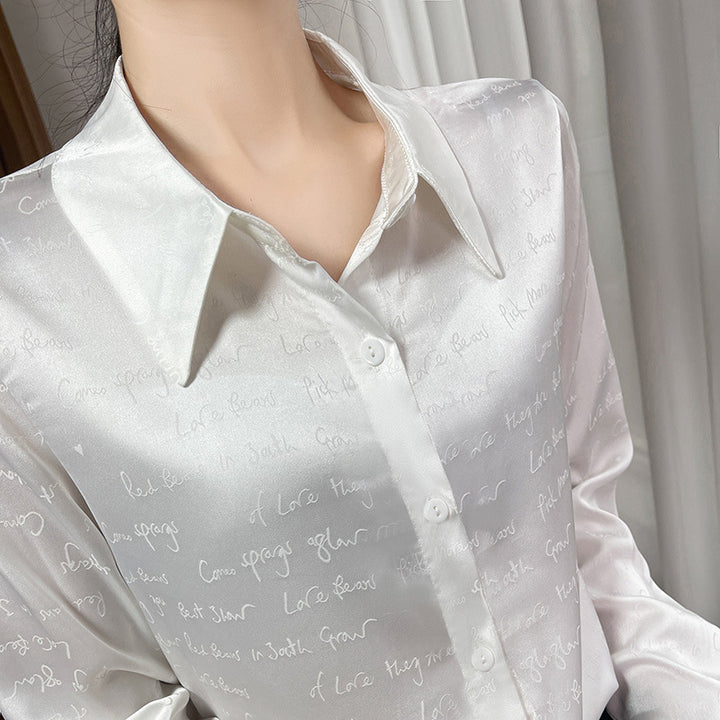 Damen Satinbluse mit zarter Jacquard‑Schrift, spitzem Hemdkragen und durchgehendem Knopfverschluss Echoarchiv
