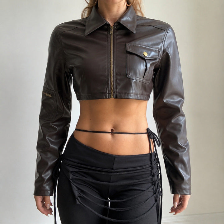Damen Kurzgeschnittene Lederjacke im Bikerstil mit Hemdkragen und aufgesetzter Brusttasche – Velloura