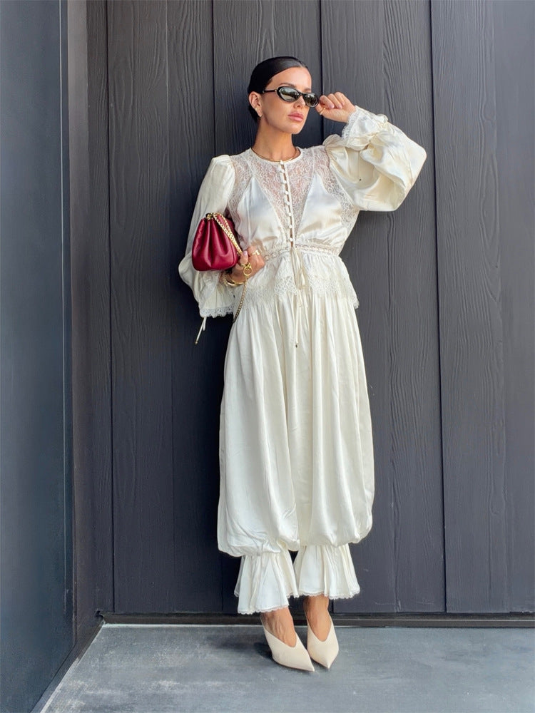 Damen Einteiliger Satin-Overall mit Spitzen‑Yoke, Puffärmeln und voluminöser Haremshose Echoarchiv