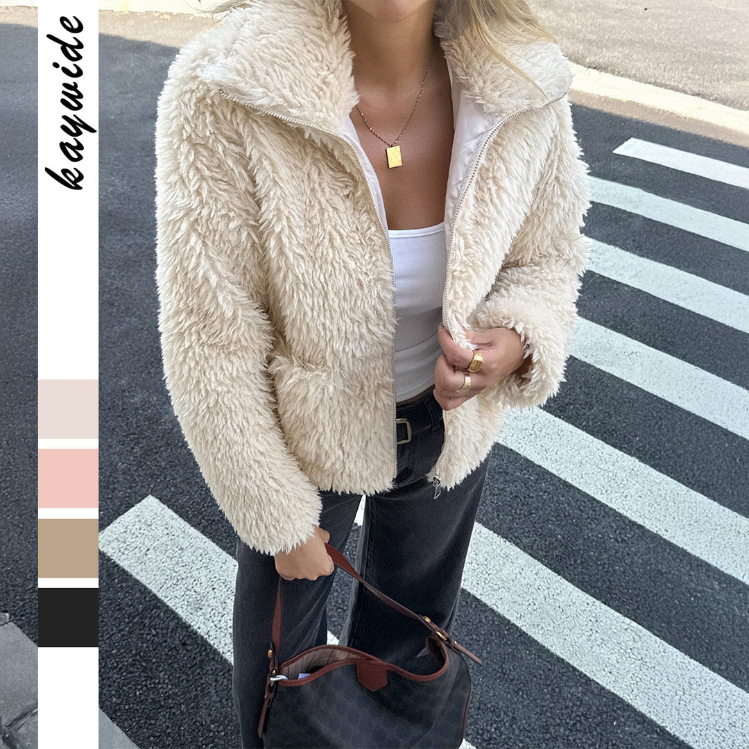 Damen Teddyjacke mit Reißverschluss, hochgeschlossenem Kragen, aufgesetzten Taschen und kurzer Passform – Célinea
