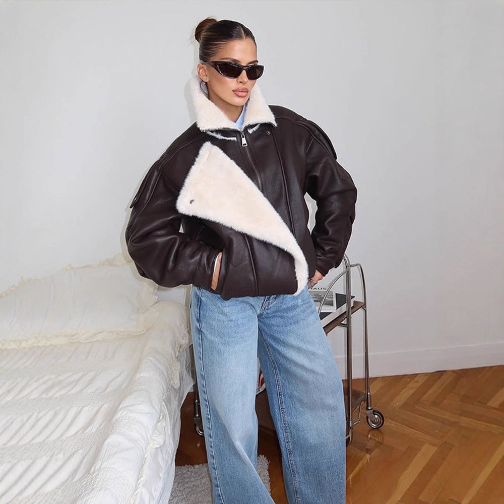 Damen Oversize Fliegerjacke aus Lederimitat mit asymmetrischer Kunstfell-Borte Echoarchiv