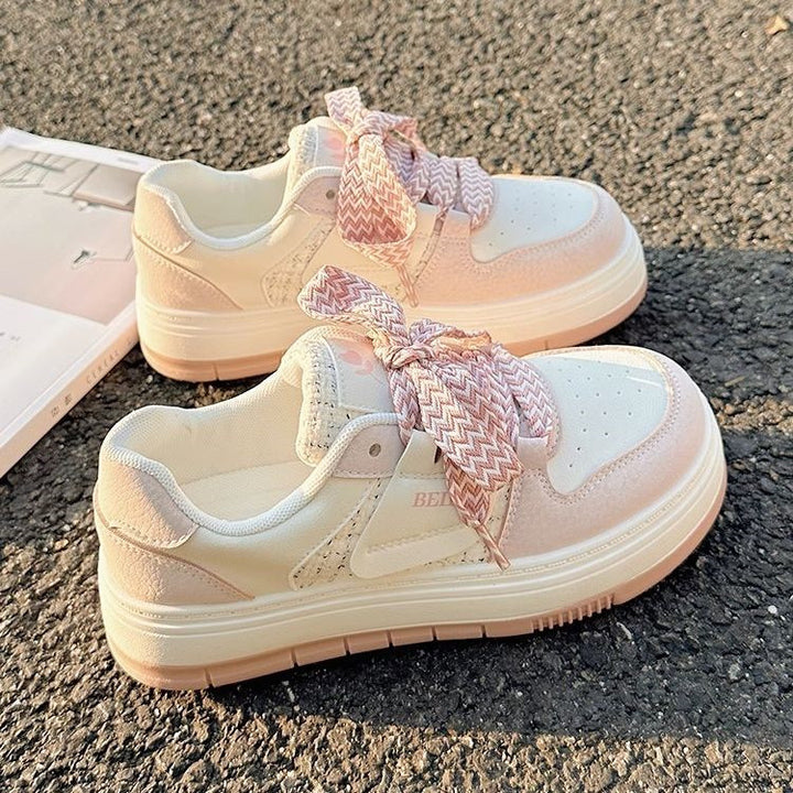 Damen Freizeit-Sneaker mit zweilagiger Wedgesohle, Tweedpaneel und geflochtenen Schnürsenkeln – Névara
