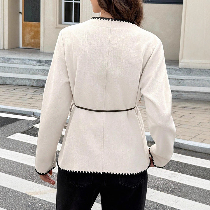 Damen Taillierter Strickblazer mit Bindegürtel und Zierborten – Avérine