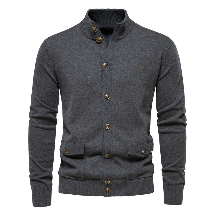 Herren Strickjacke mit modernem Stehkragen und praktischen Knöpfen Echoarchiv