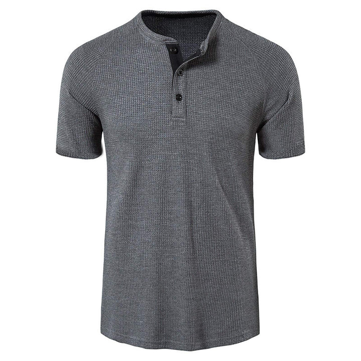 Herren Kurzarm-Henley-Shirt mit strukturiertem Gewebe und eleganter Knopfleiste Echoarchiv