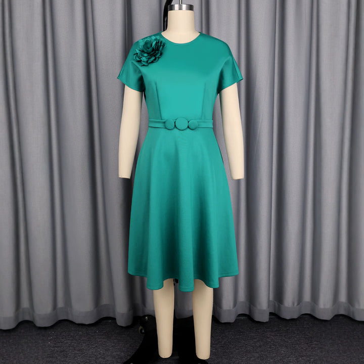 Damenkleid mit elegantem Gürtel und dekorativem Blumenakzent Echo Archiv
