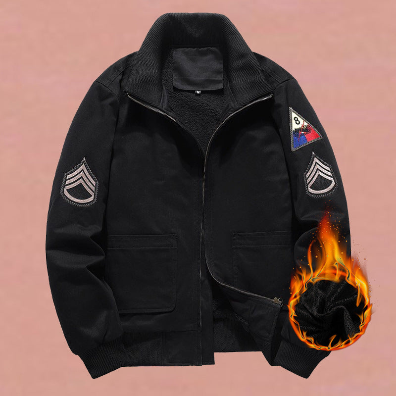 Herren nan militärisch inspirierte Bomberjacke mit aufgesetzten Patches, verdecktem Reißverschluss und elastischen Bündchen Echo Archiv