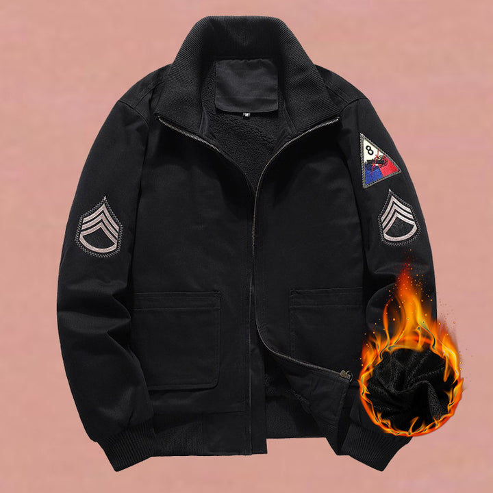 Herren nan militärisch inspirierte Bomberjacke mit aufgesetzten Patches, verdecktem Reißverschluss und elastischen Bündchen Echo Archiv