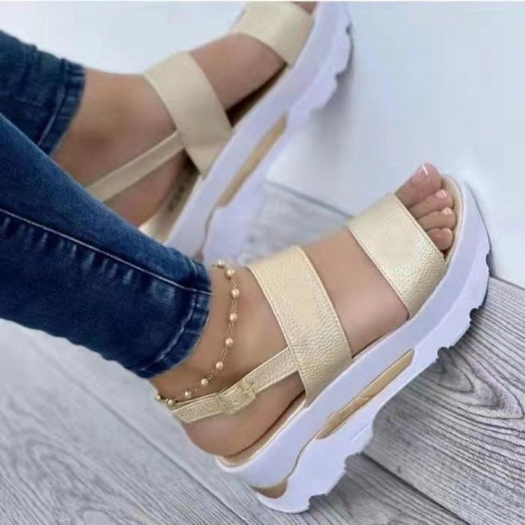 Damen Plateau‑Sandalen mit dicker Profilsohle, zwei breiten Riemen und verstellbarem Fersenriemen – Sorelia