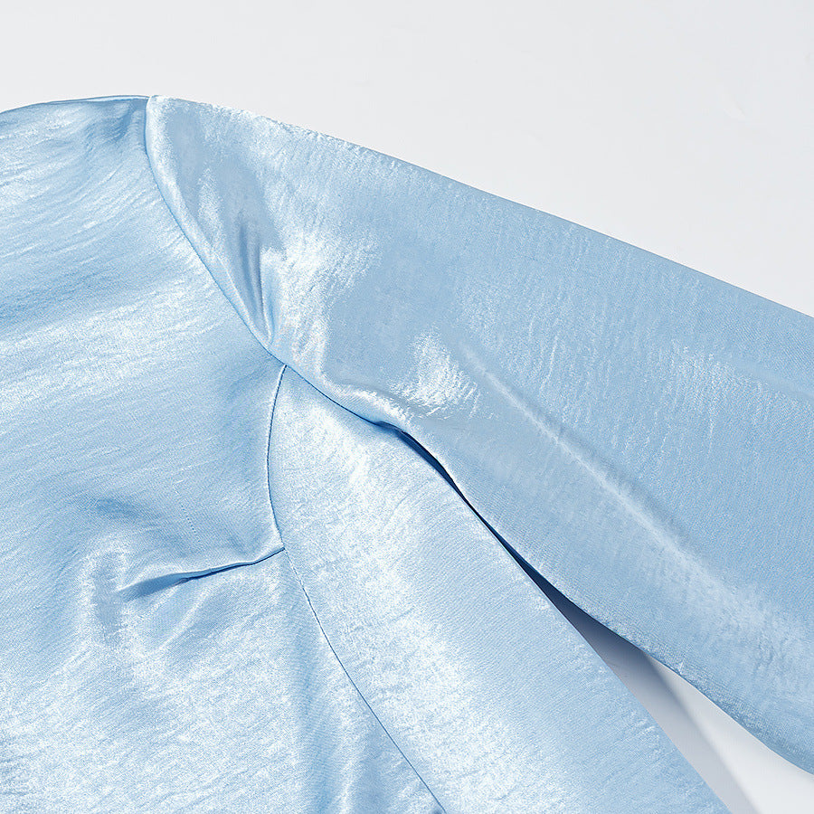 Damen Satinbluse mit taillierten Teilungsnähten, durchgehender Knopfleiste und breiten Manschetten Echo Archiv