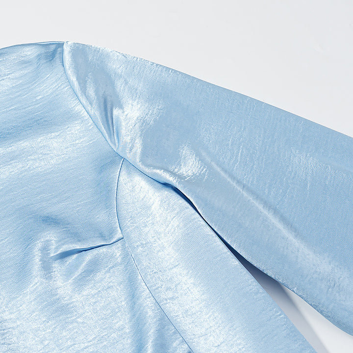 Damen Satinbluse mit taillierten Teilungsnähten, durchgehender Knopfleiste und breiten Manschetten Echo Archiv