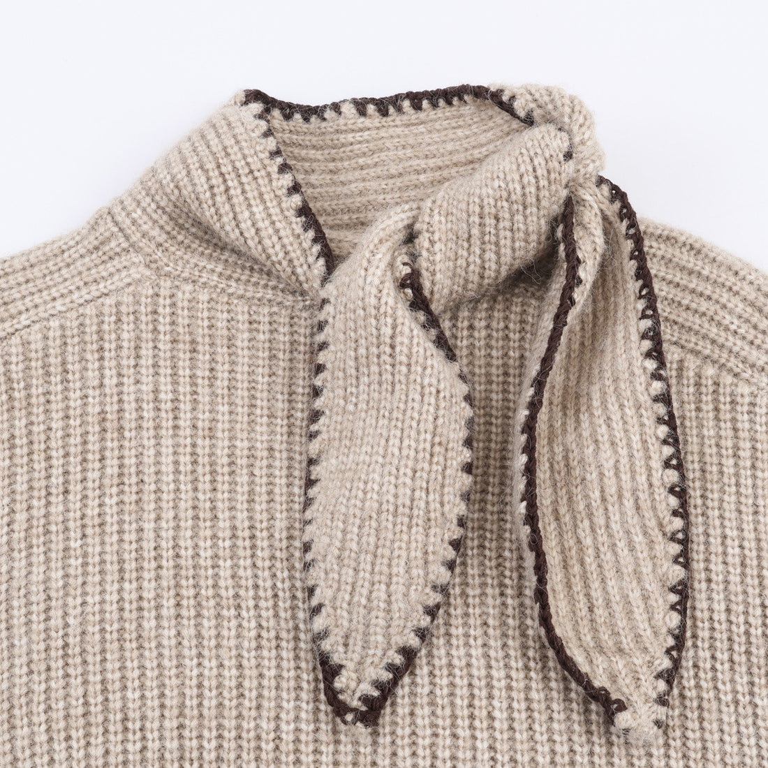 Damen Kurzgeschnittener Rippstrick-Pullover mit Hochkragen und integrierter Knoten-Schal Echoarchiv