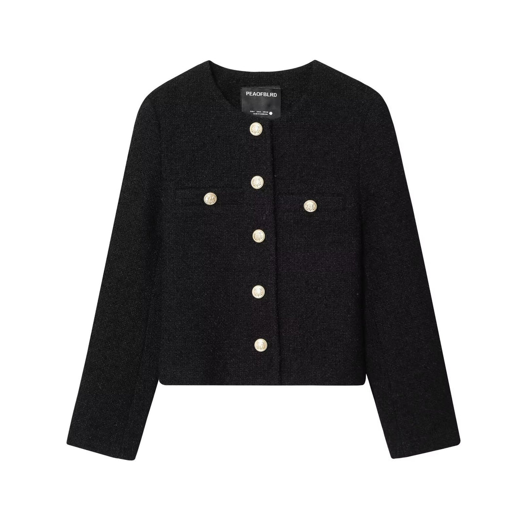 Damen 80+ Kurz geschnittene Bouclé‑Jacke mit Rundhals, goldenen Zierknöpfen und Pattentaschen Echo Archiv