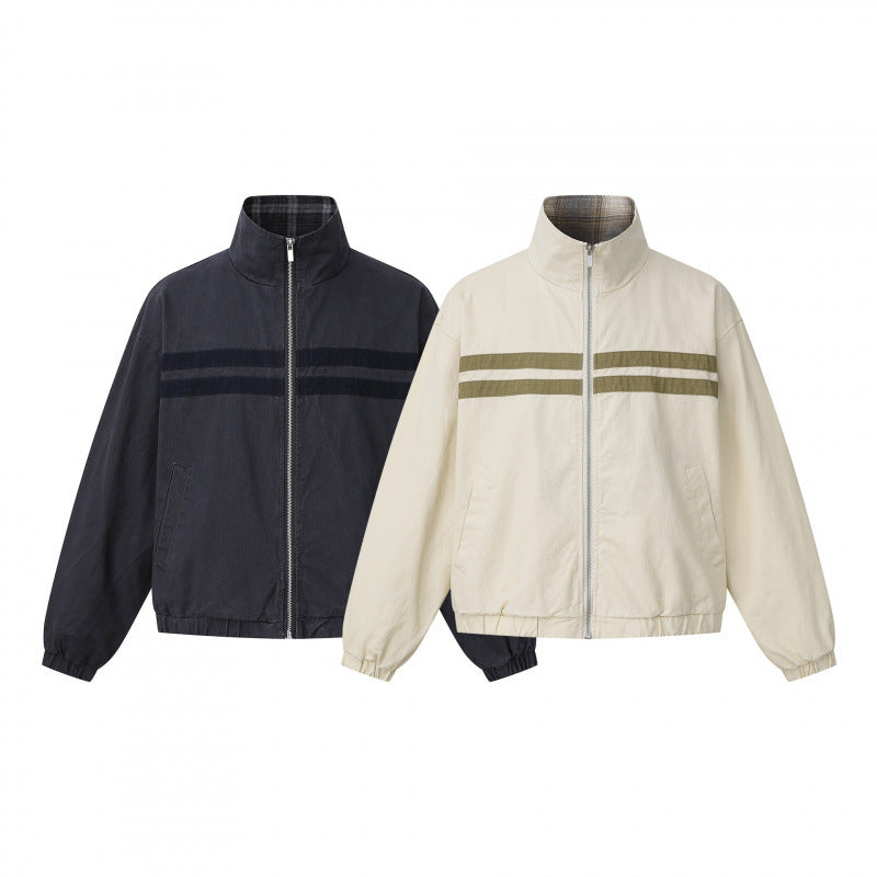 Unisex Kurz geschnittene kastige Blousonjacke mit Stehkragen, doppeltem Streifendetail und kariertem Innenfutter Echo Archiv