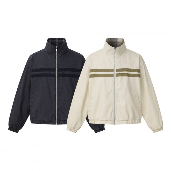 Unisex Kurz geschnittene kastige Blousonjacke mit Stehkragen, doppeltem Streifendetail und kariertem Innenfutter Echo Archiv